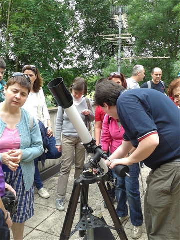Cernusco-astronomo mostra il telescopio